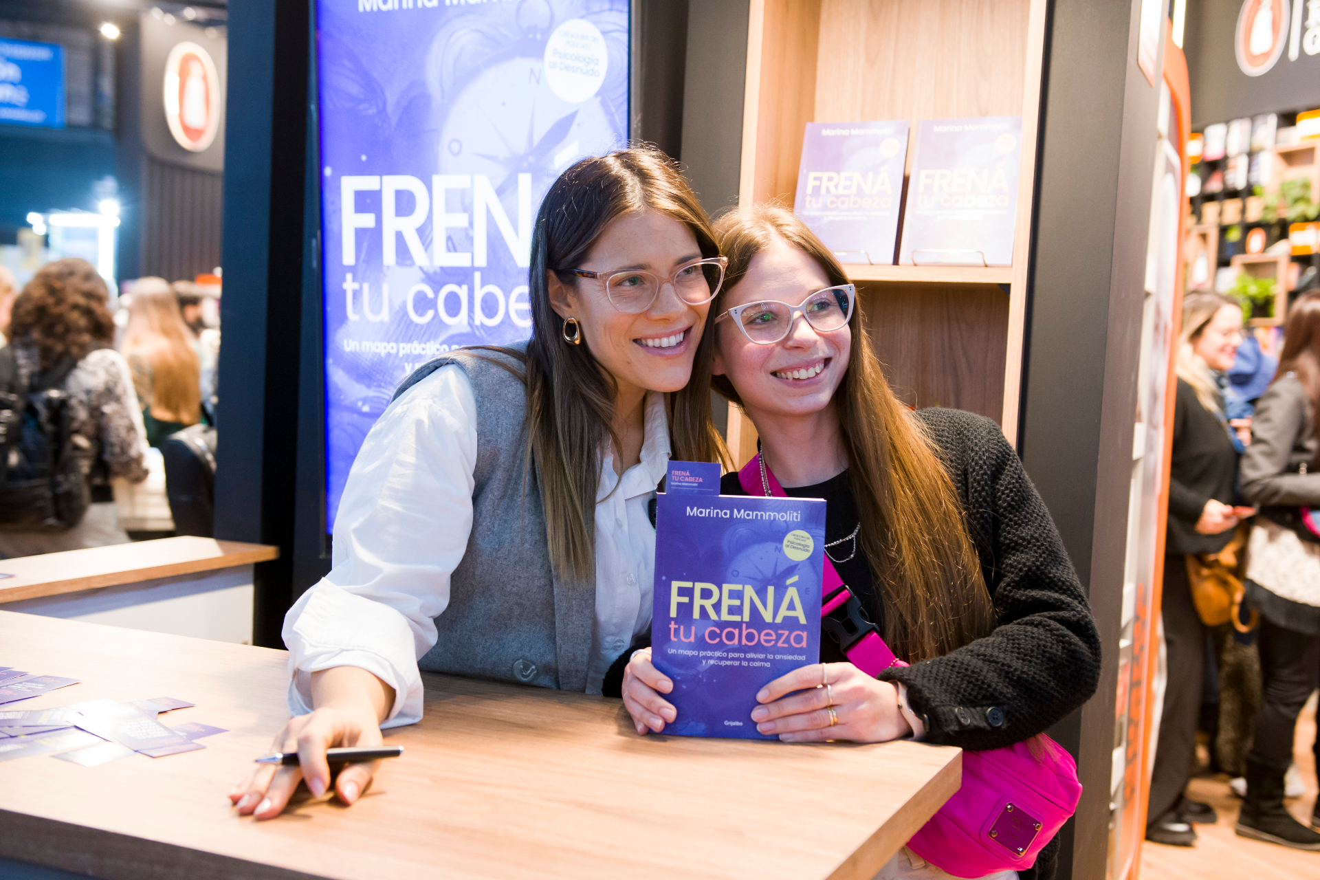 Marina firmando un libro